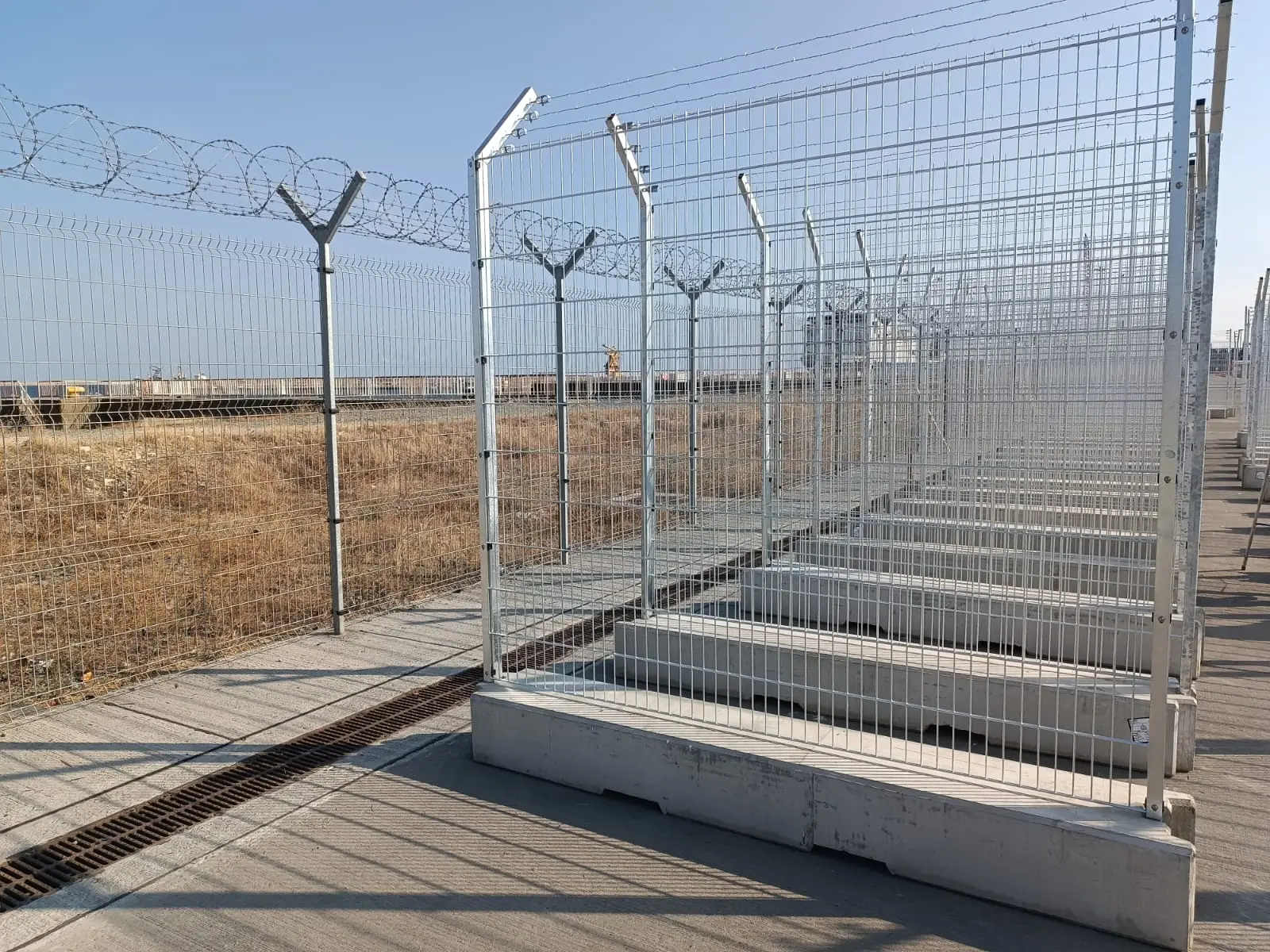 Gard mobil de înaltă securitate – sârmă ghimpată, acces restricționat