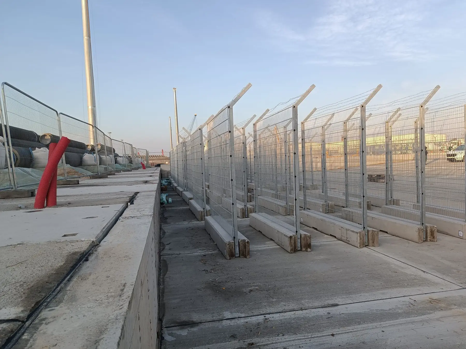 Gard mobil de înaltă securitate – elemente de fundare din beton