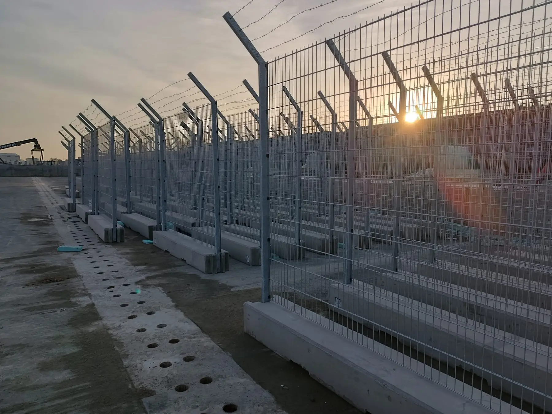 Gard mobil de înaltă securitate – sârmă ghimpată în lumina soarelui