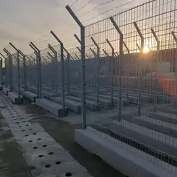 Gard mobil de înaltă securitate – sârmă ghimpată în lumina soarelui