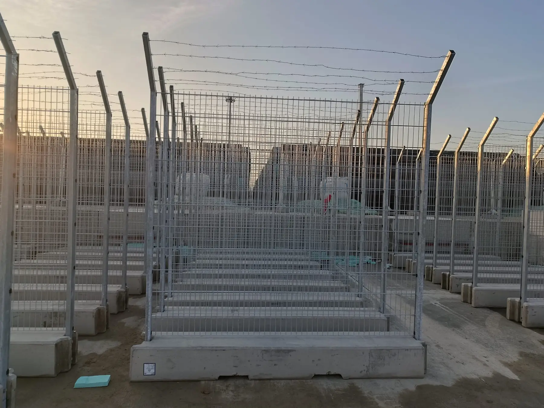 Gard mobil de înaltă securitate – protecție anti-escaladare, fundal industrial