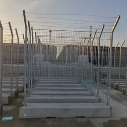 Gard mobil de înaltă securitate – protecție anti-escaladare, fundal industrial