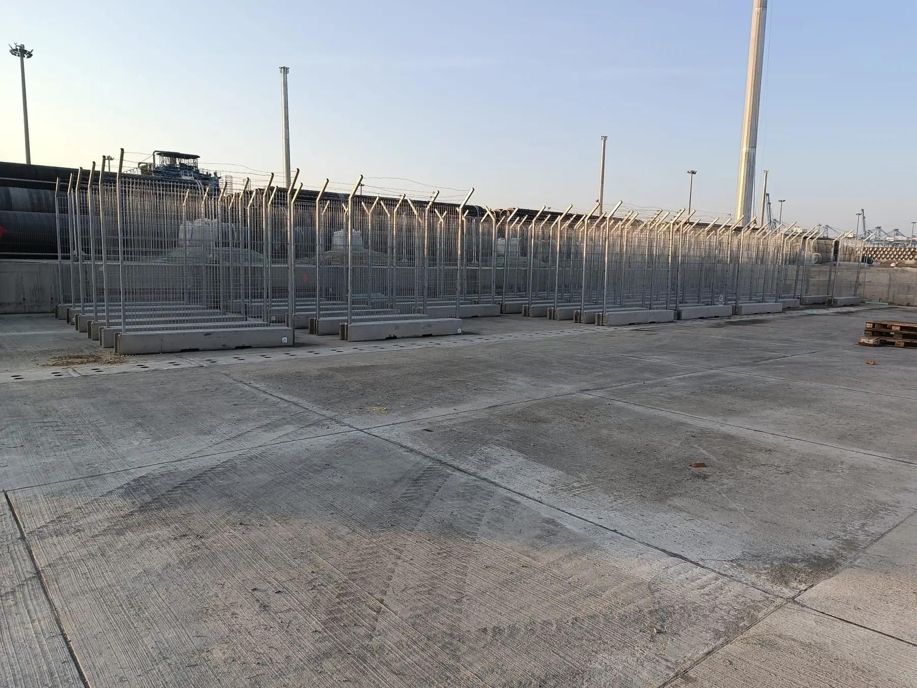 Gard mobil de înaltă securitate – vârfuri ascuțite, pavaj din beton