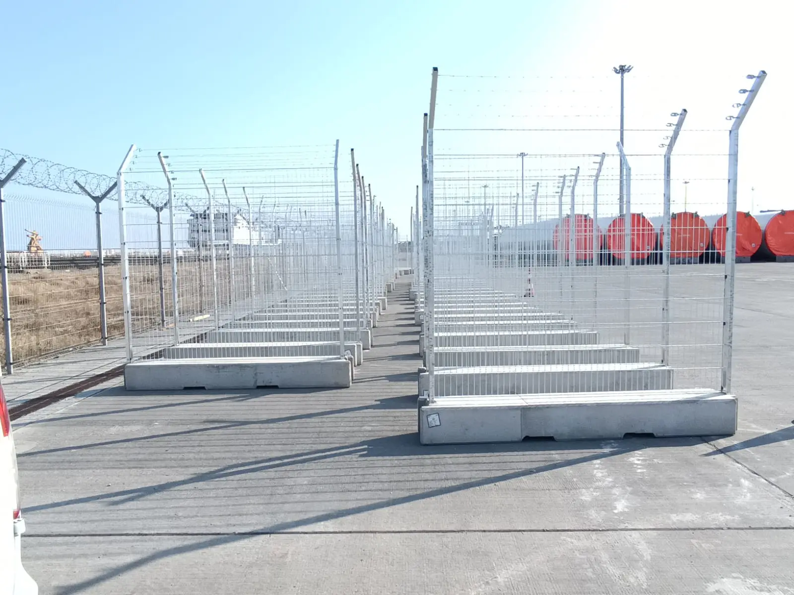 Gard mobil de înaltă securitate – sârmă în partea superioară, teren industrial