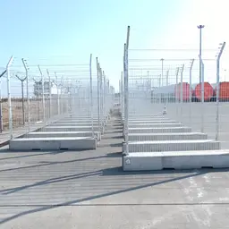 Gard mobil de înaltă securitate – sârmă în partea superioară, teren industrial