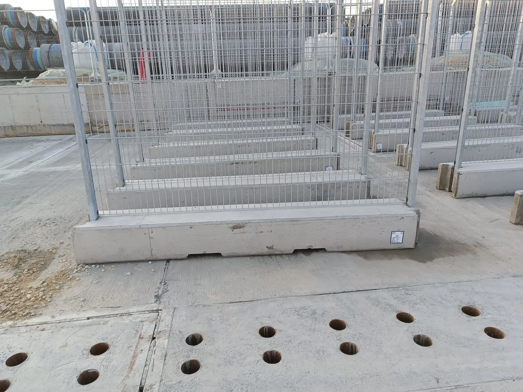 Gard mobil de înaltă securitate – șantier cu tălpi de beton