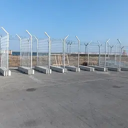 Gard mobil de înaltă securitate – lângă drum asfaltat și apă