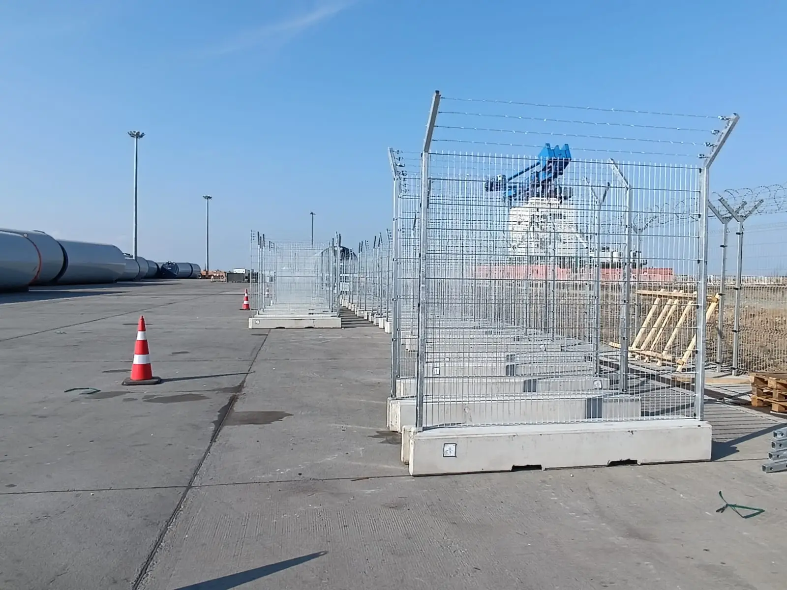 Gard mobil de înaltă securitate – pe platformă de beton, zonă industrială