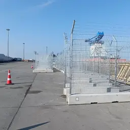 Gard mobil de înaltă securitate – pe platformă de beton, zonă industrială