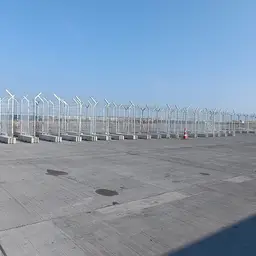 Gard mobil de înaltă securitate – vârfuri ascuțite, ambarcațiune în fundal