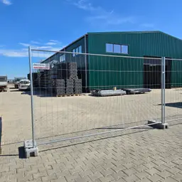 Gard mobil de șantier ST, soluție completă de împrejmuire temporară – pe pavele, lângă hală verde