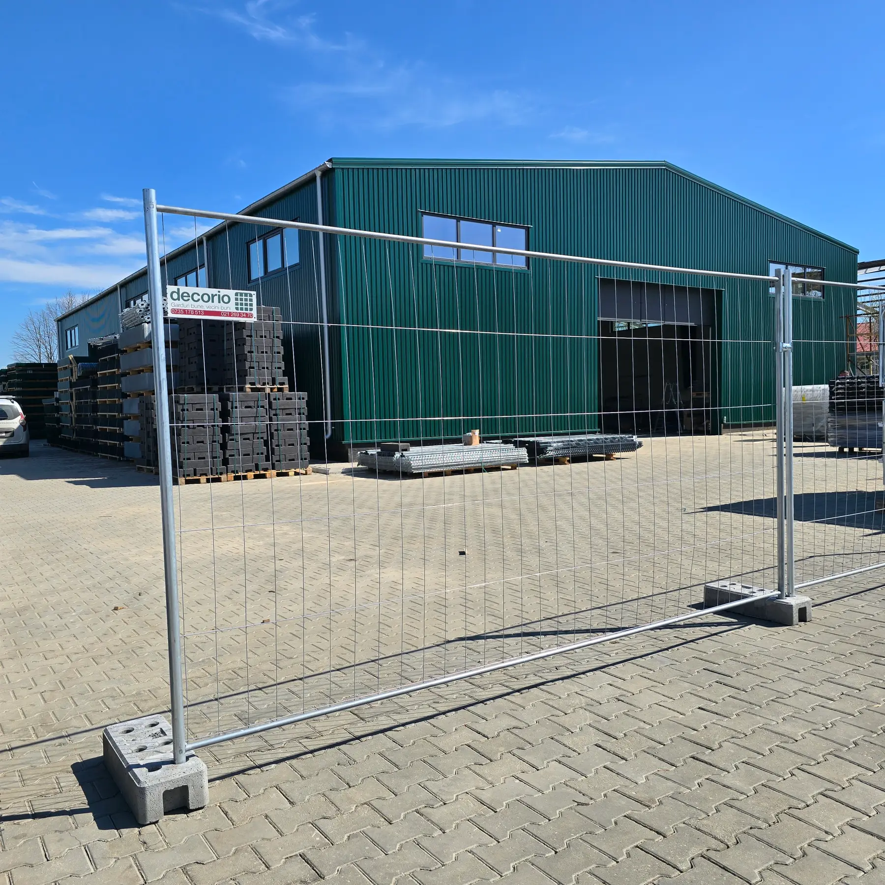 Gard mobil de șantier ST, soluție completă de împrejmuire temporară – pe fundație de beton, curte industrială
