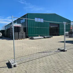 Gard mobil de șantier ST, soluție completă de împrejmuire temporară – pe fundație de beton, curte industrială