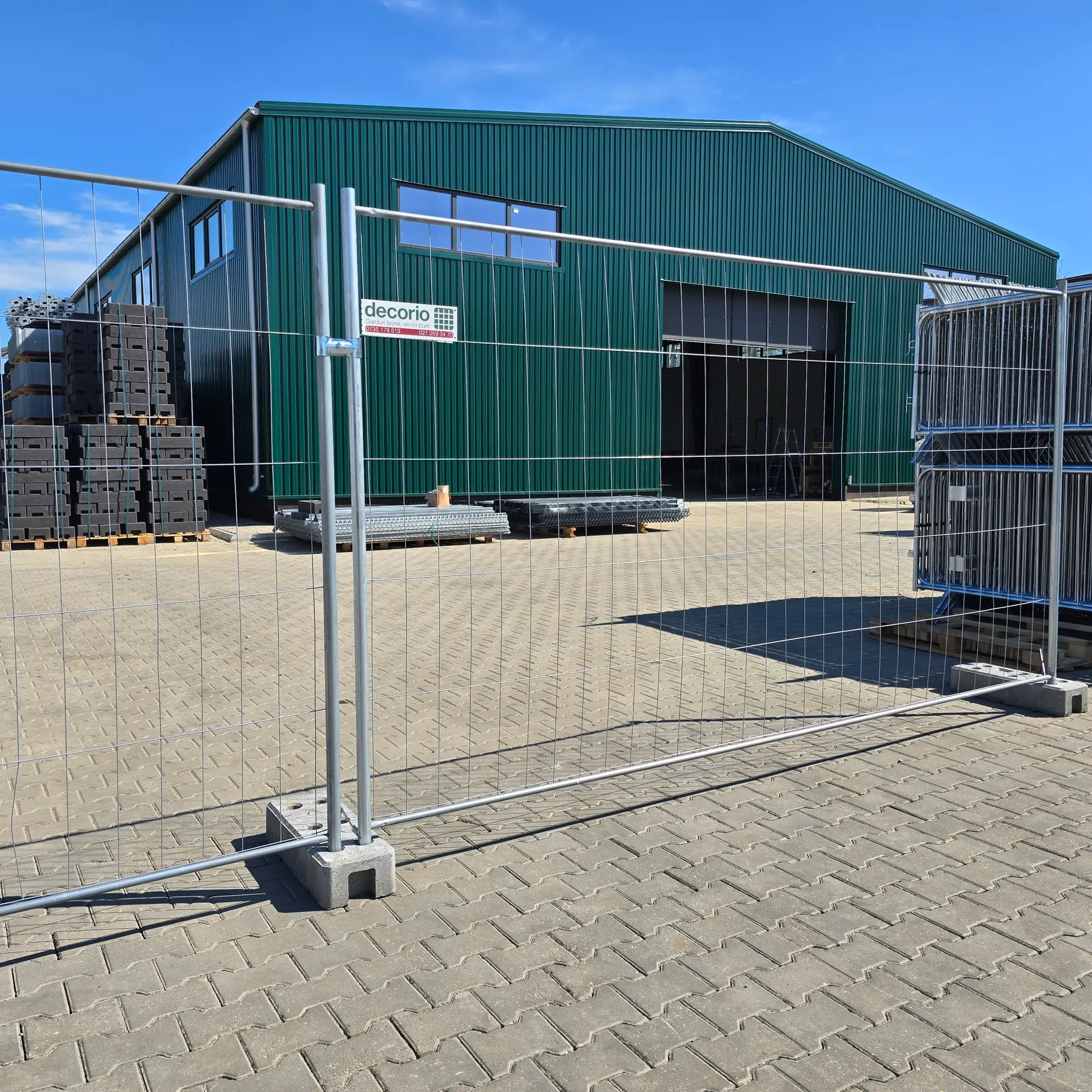 Gard mobil de șantier ST, soluție completă de împrejmuire temporară – zonă industrială, hangar verde