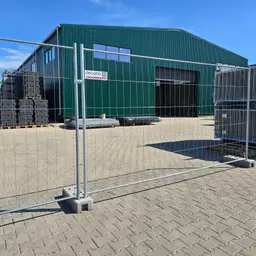 Gard mobil de șantier ST, soluție completă de împrejmuire temporară – zonă industrială, hangar verde