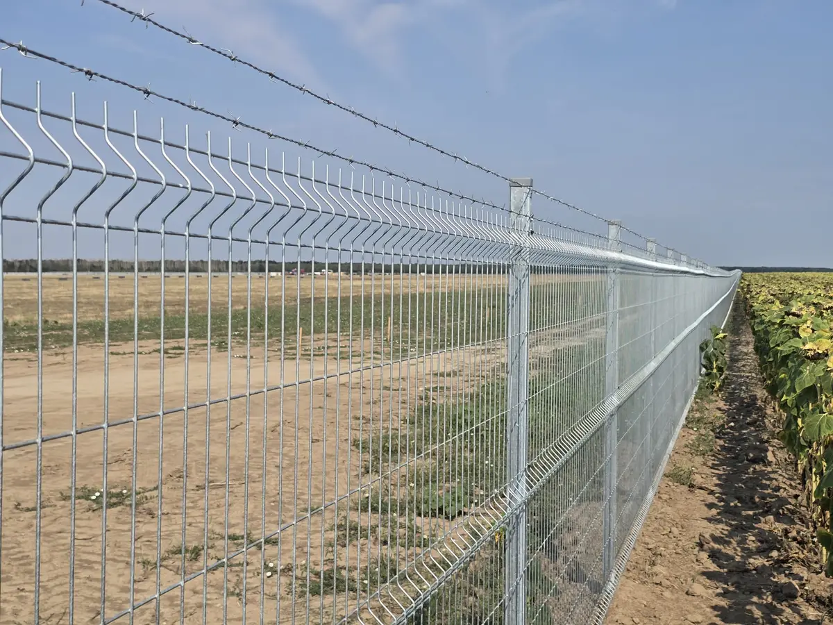 Împrejmuire parc fotovoltaic Răscăeți cu panouri bordurate zincate la cald – sârmă ghimpată, soare puternic
