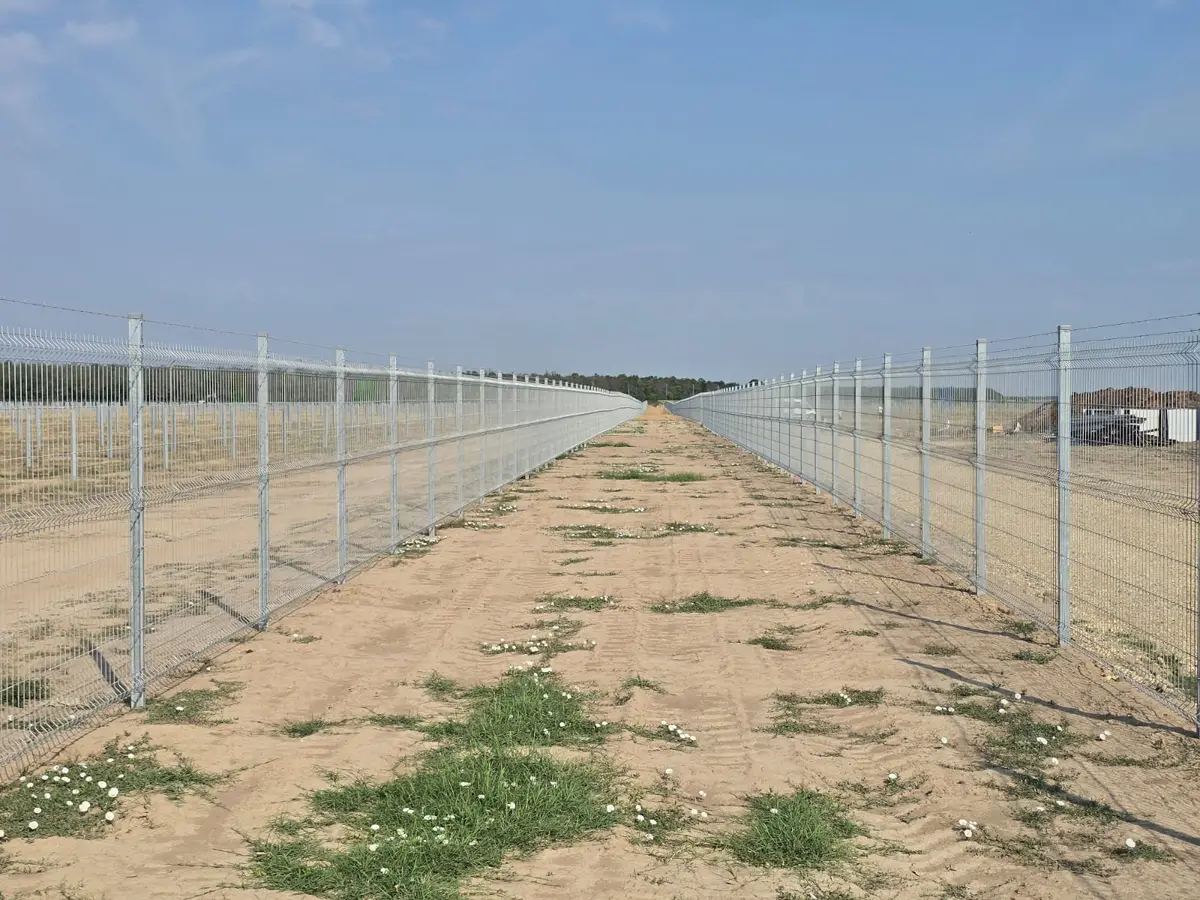 Împrejmuire parc fotovoltaic Răscăeți cu panouri bordurate zincate la cald – panouri rigide pe teren deschis