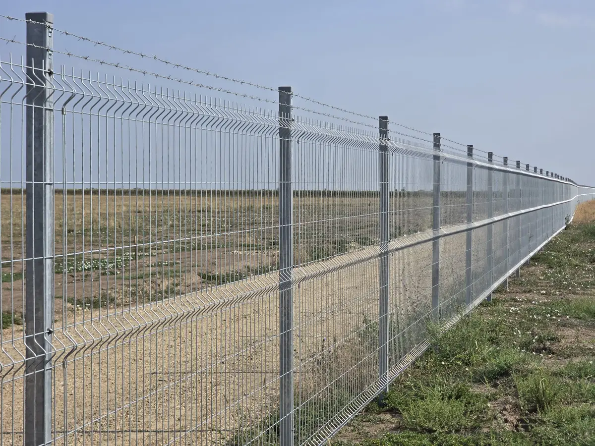 Împrejmuire parc fotovoltaic Răscăeți cu panouri bordurate zincate la cald – gard lângă drum de pământ