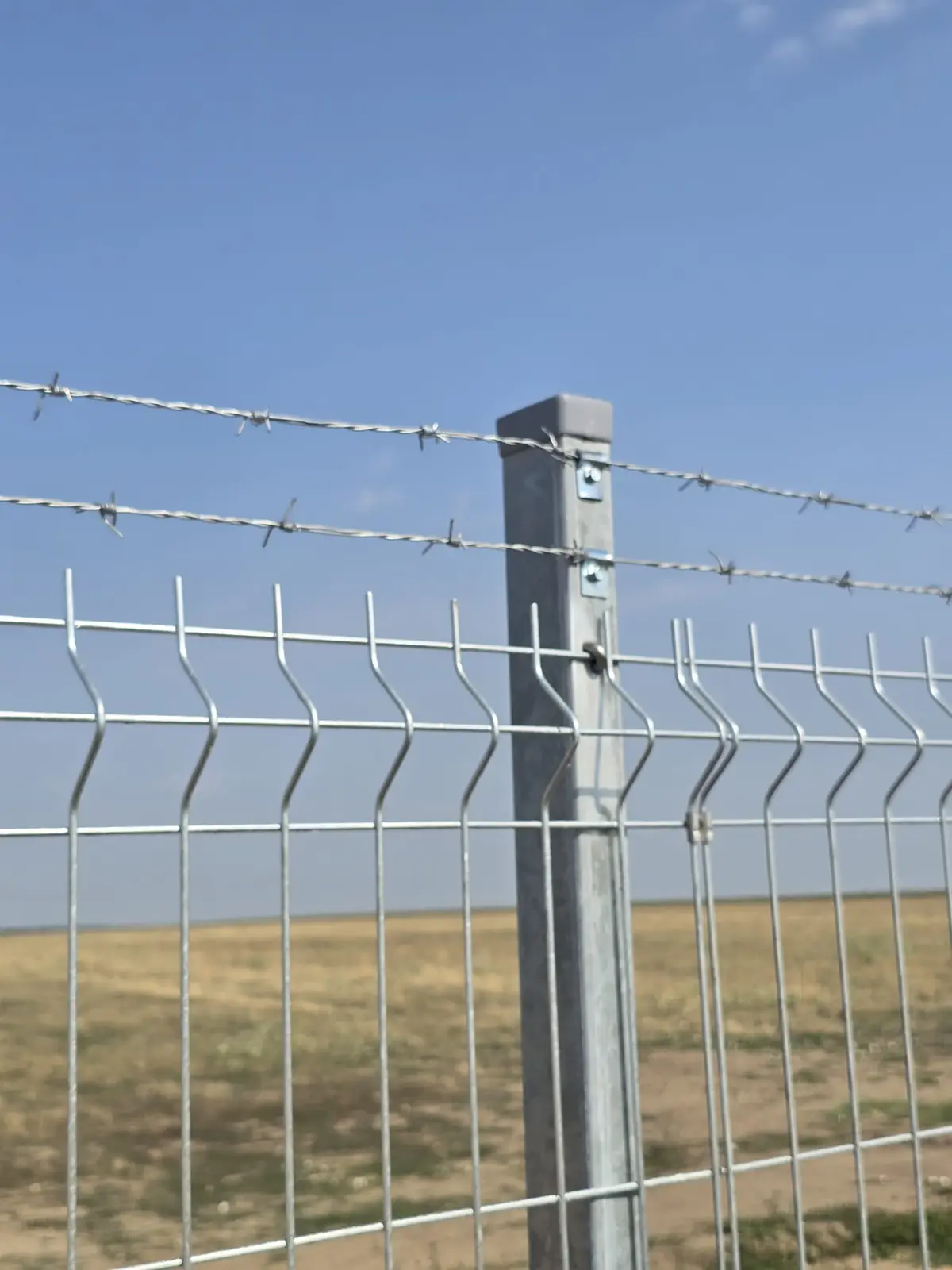 Împrejmuire parc fotovoltaic Răscăeți cu panouri bordurate zincate la cald – stâlp de susținere în prim-plan