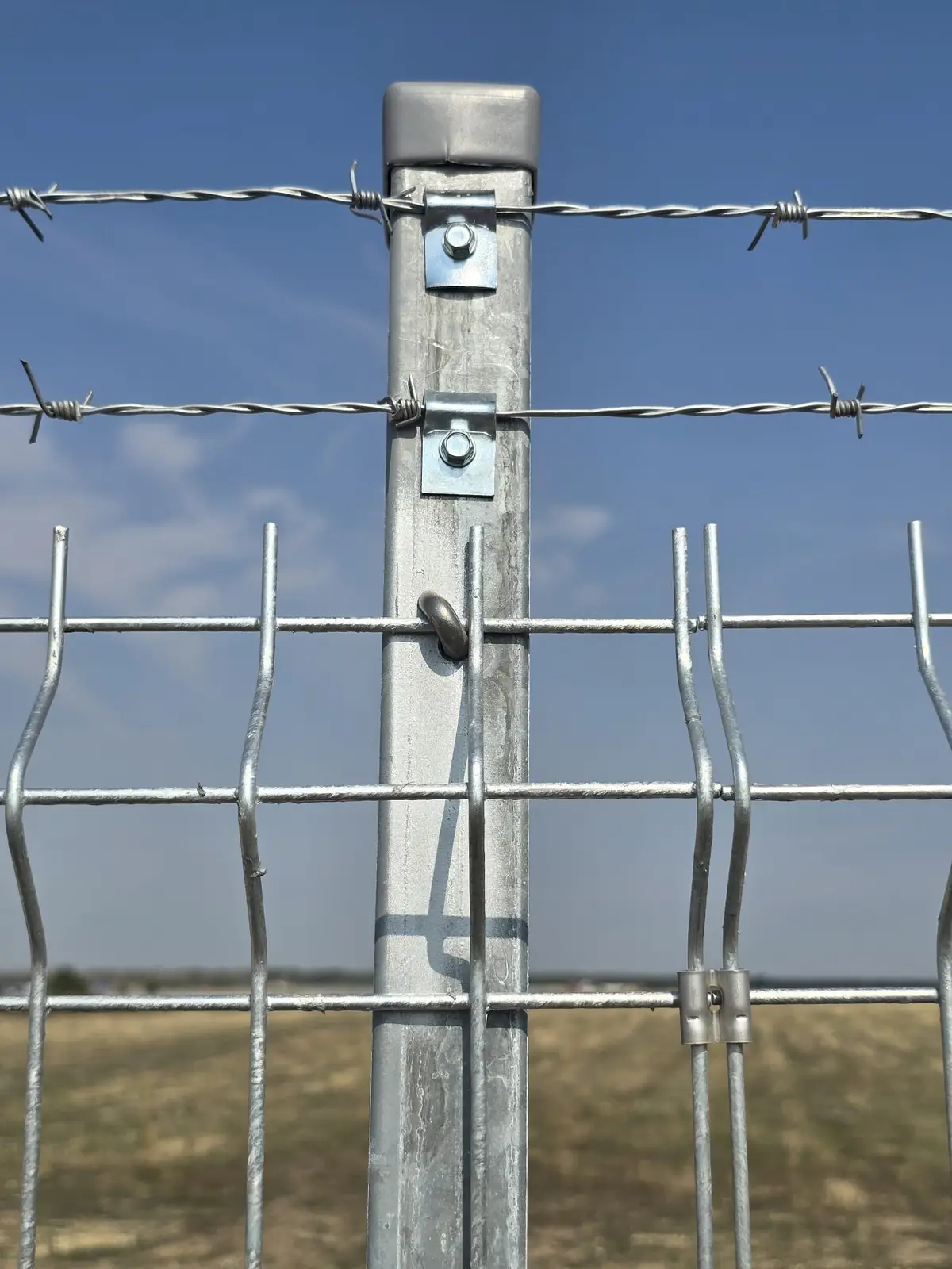 Împrejmuire parc fotovoltaic Răscăeți cu panouri bordurate zincate la cald – detaliu stâlp cu coliere