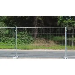 Gard mobil de șantier, panou Heras M350, 3500 x 2000 mm – plasă metalică pe baze, lângă vegetație