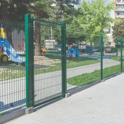 Poartă pietonală Modest cu panou bordurat – loc de joacă împrejmuit