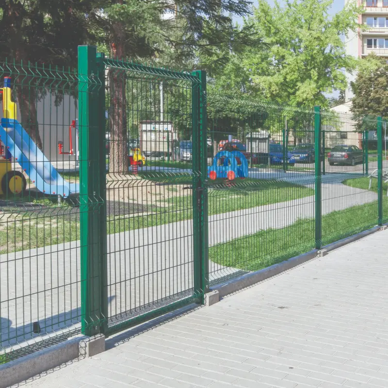 Poartă pietonală Modest cu panou bordurat – loc de joacă împrejmuit