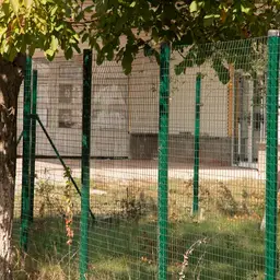 Plasă gard Multiplast zincată și plastifiată, 1.5 m, rolă 25 m – pe fundație de beton, cu stâlpi