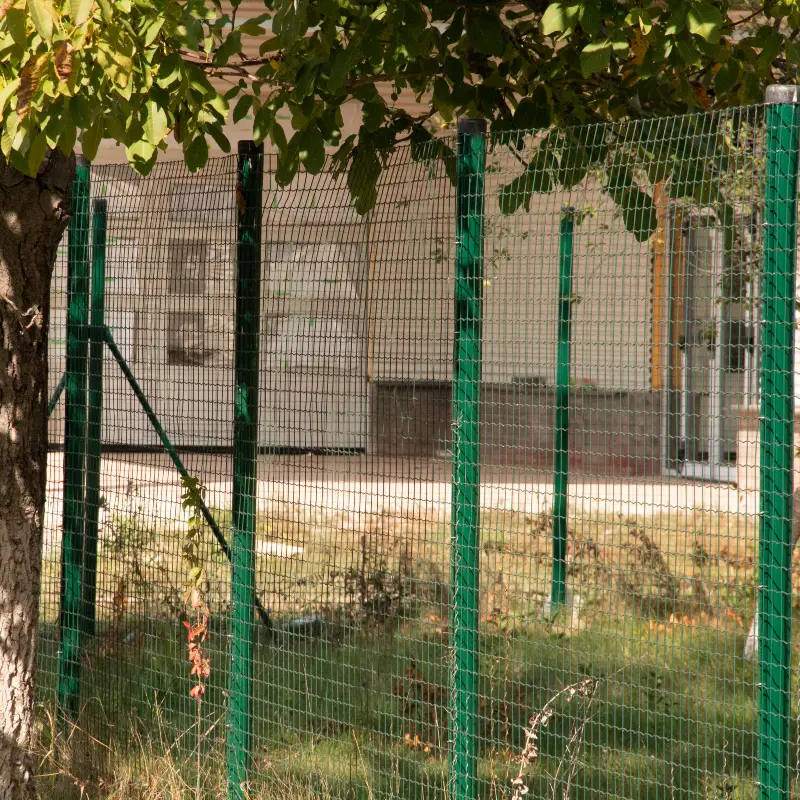 Plasă gard Multiplast zincată și plastifiată, 1.5 m, rolă 25 m – pe fundație de beton, cu stâlpi