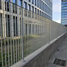 Gard de securitate, panou metalic cu cadru Multisar 2 – lângă o clădire de birouri