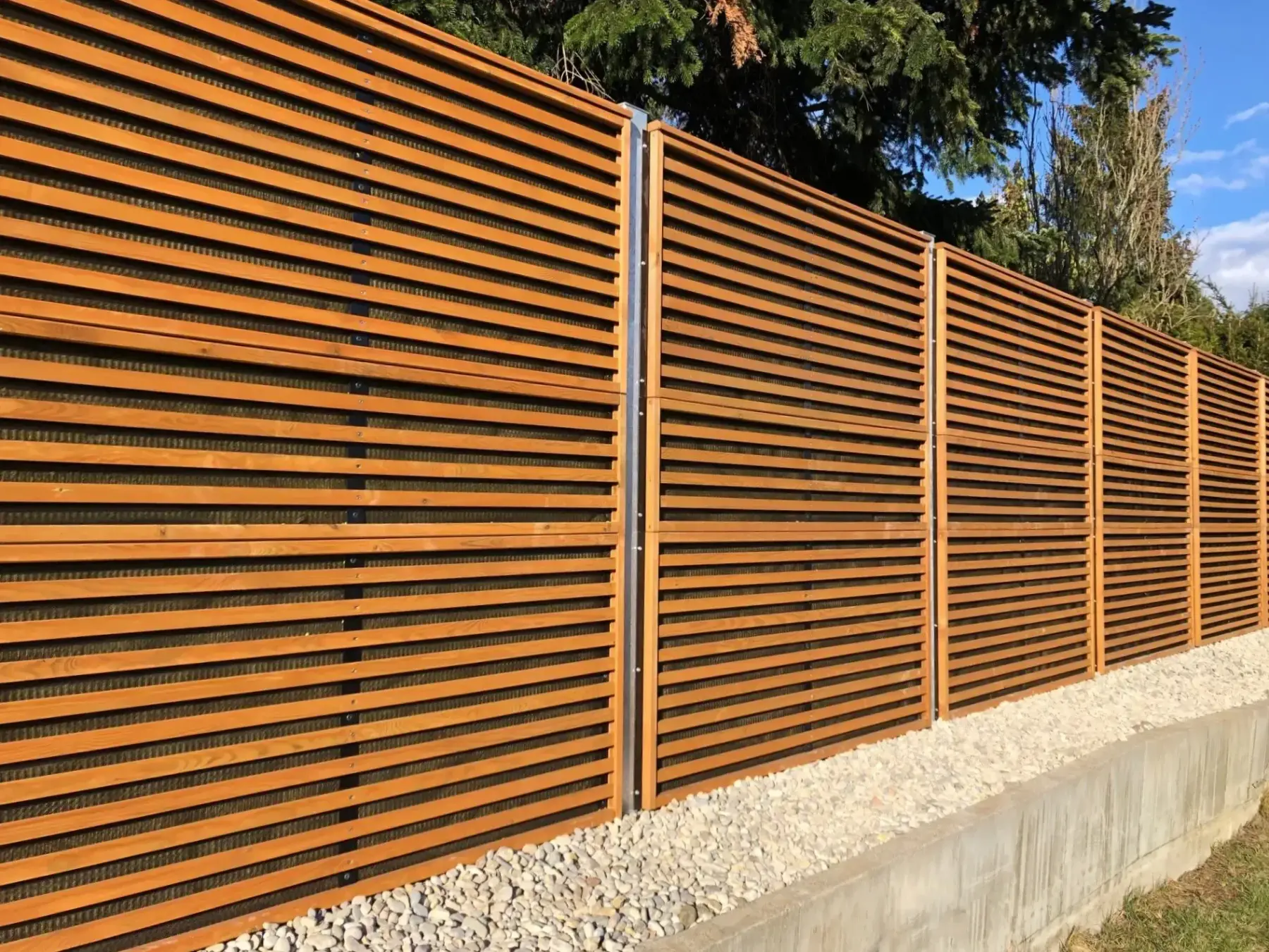 Gard fonoabsorbant din lemn Noistop Wood – pe fundație, cu pietriș la bază