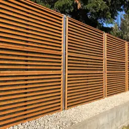 Gard fonoabsorbant din lemn Noistop Wood – pe fundație, cu pietriș la bază