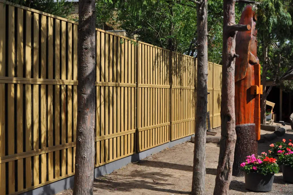 Gard fonoabsorbant din lemn Noistop Wood – lamele galbene, zonă verde