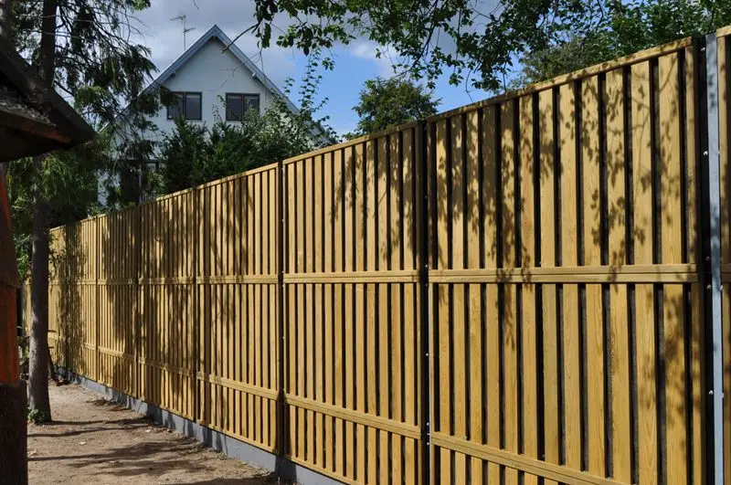 Gard fonoabsorbant din lemn Noistop Wood – în jurul unei zone rezidențiale
