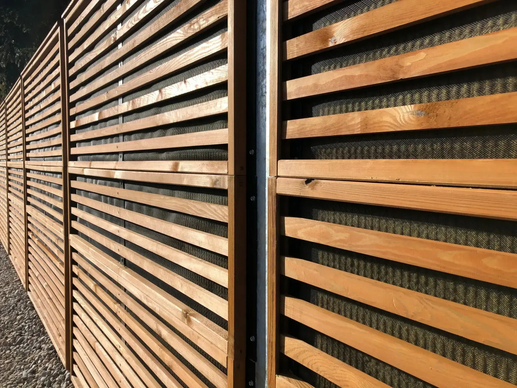 Gard fonoabsorbant din lemn Noistop Wood – structură metalică de susținere