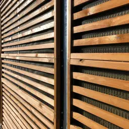 Gard fonoabsorbant din lemn Noistop Wood – structură metalică de susținere