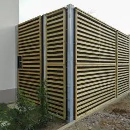 Gard fonoabsorbant din lemn Noistop Wood – montat între două construcții