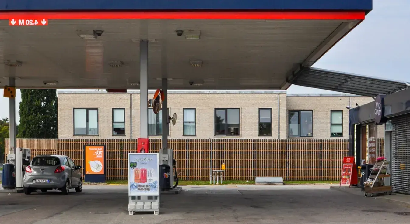 Gard fonoabsorbant din lemn Noistop Wood – la o stație de carburant