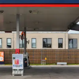 Gard fonoabsorbant din lemn Noistop Wood – la o stație de carburant