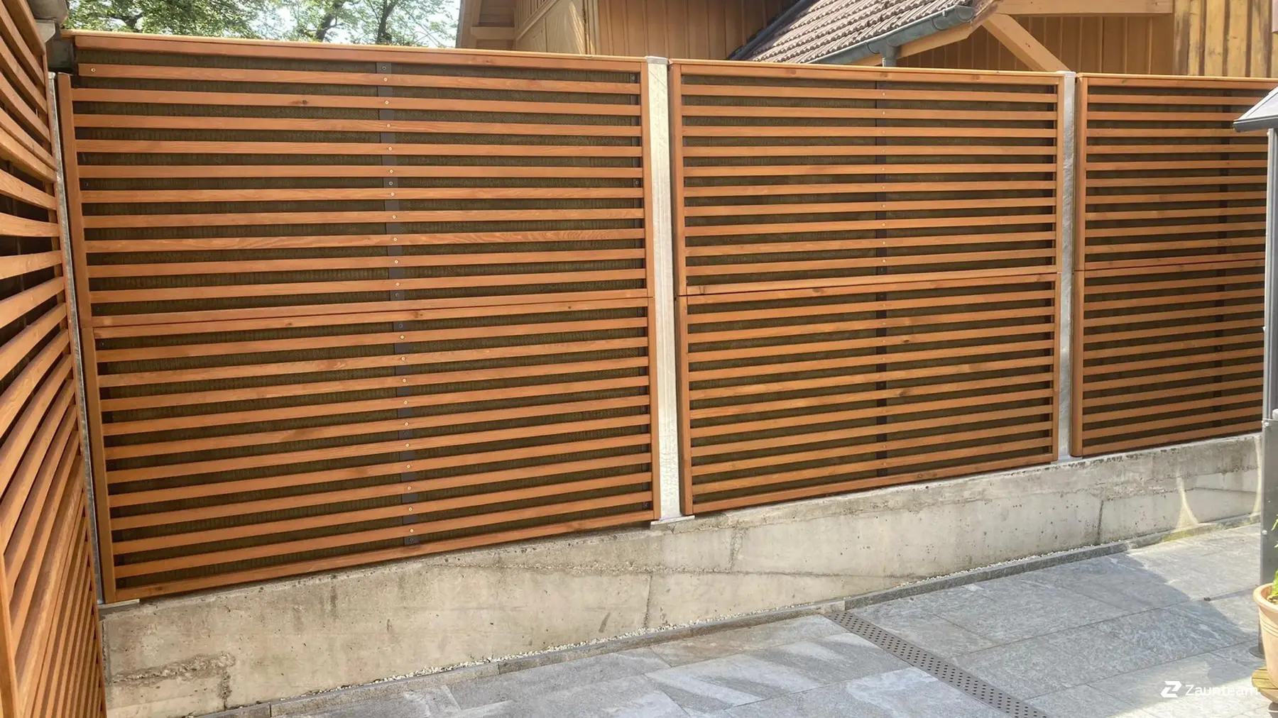 Gard fonoabsorbant din lemn Noistop Wood – lamele orizontale cu cadru metalic