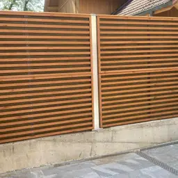 Gard fonoabsorbant din lemn Noistop Wood – lamele orizontale cu cadru metalic