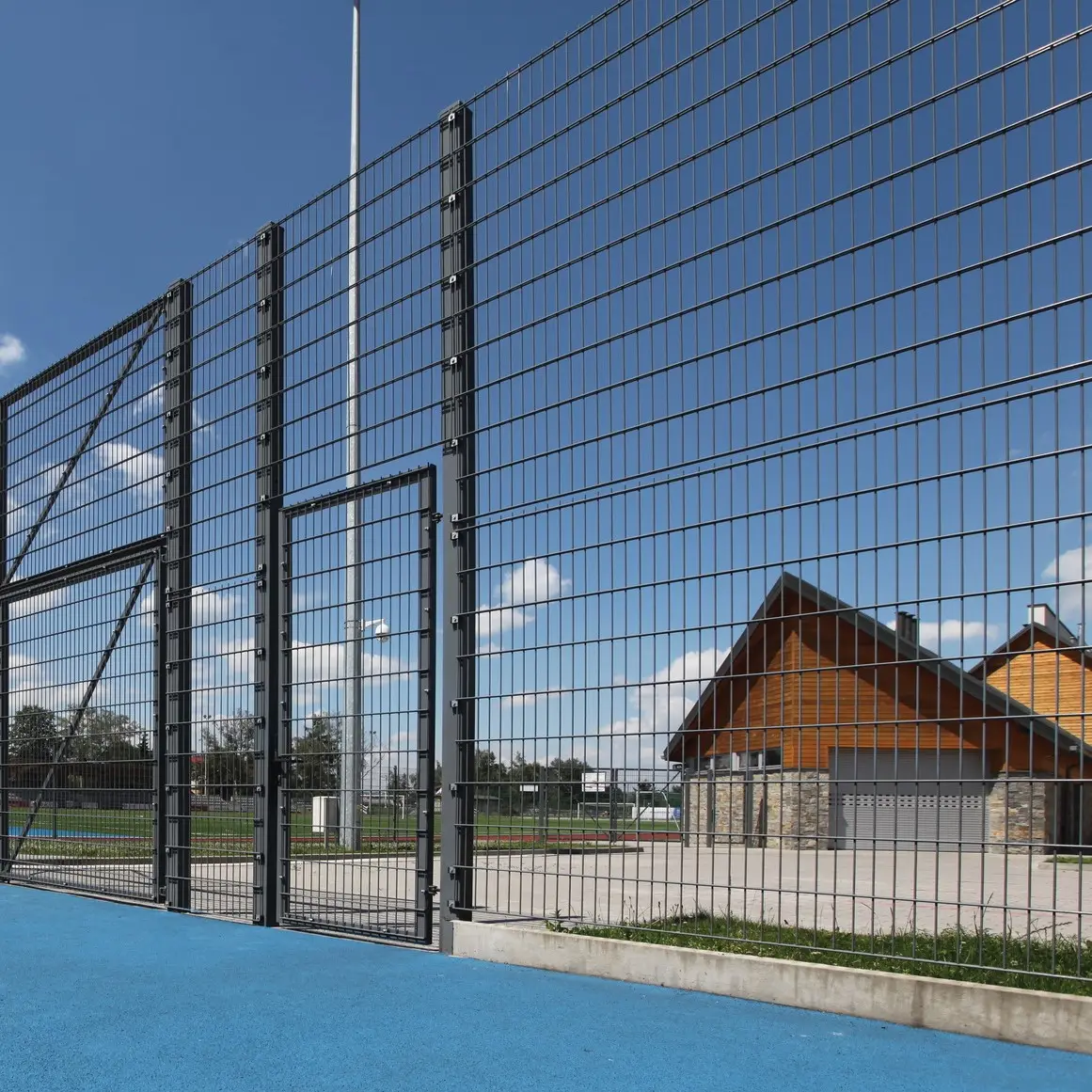 Gard panou dublu fir 2D PVC verde 1.63 x 2.5 m, sârmă 6/5/6 mm – teren de sport cu poartă de acces