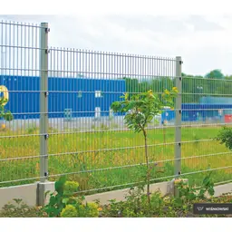 Gard panou dublu fir 2D Super zincat 2.23 x 2.5 m, sârmă 8/6/8 mm – montat lângă o clădire albastră