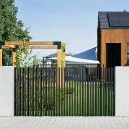 Gard rezidențial, panou Infinity 10.130 – negru, la o casă modernă din lemn