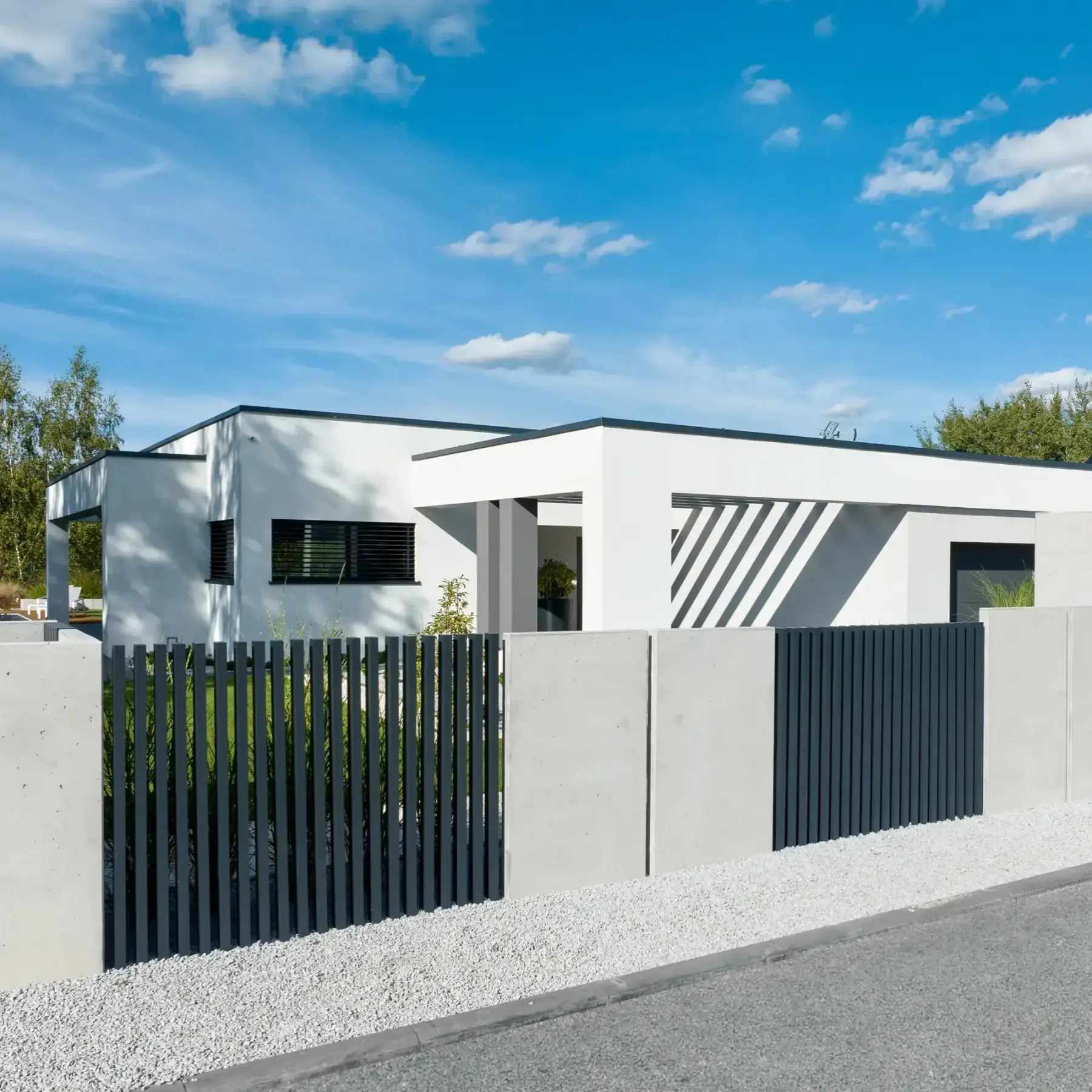 Gard rezidențial, panou Infinity 10.130 – împrejmuire la o clădire minimalistă
