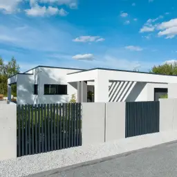 Gard rezidențial, panou Infinity 10.130 – împrejmuire la o clădire minimalistă