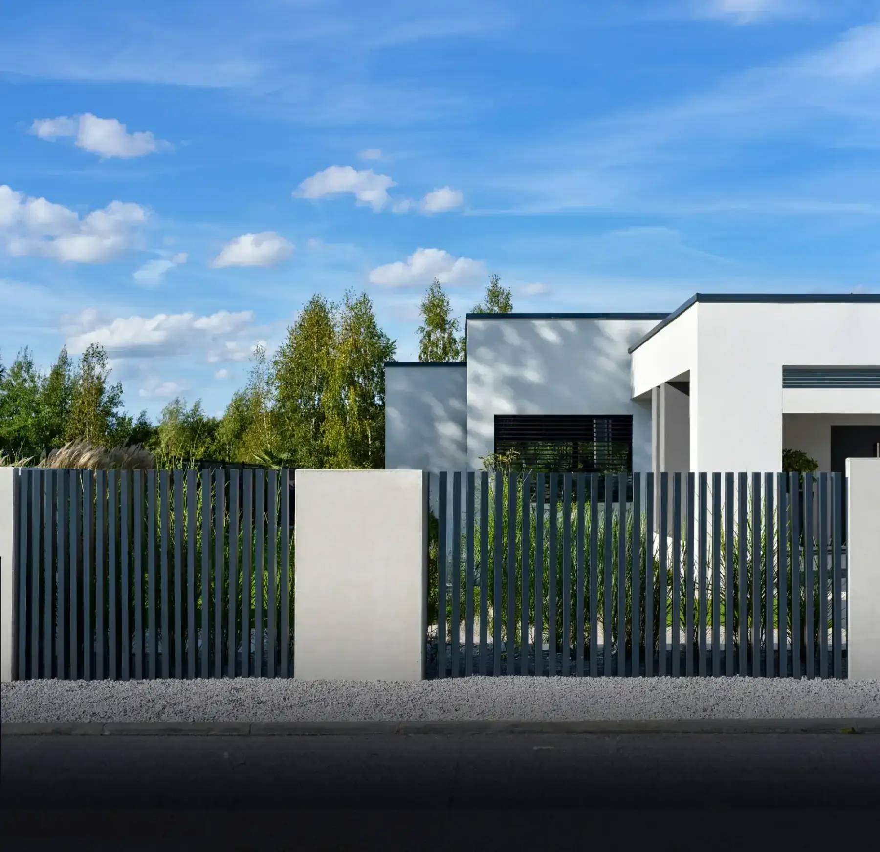 Gard rezidențial, panou Infinity 10.130 – panouri albastre pe zid alb