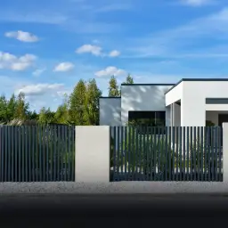 Gard rezidențial, panou Infinity 10.130 – panouri albastre pe zid alb