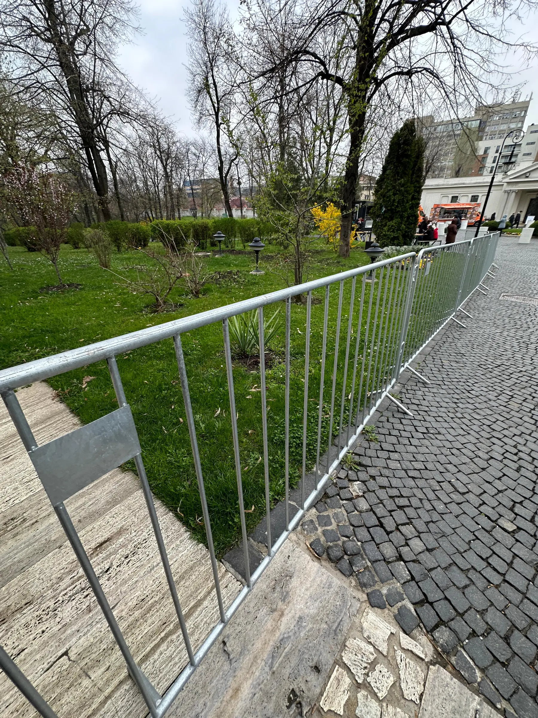 Gard mobil pentru evenimente, panou tip jandarmerie – delimitare zonă verde lângă drum