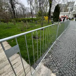 Gard mobil pentru evenimente, panou tip jandarmerie – delimitare zonă verde lângă drum